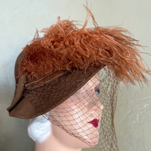 CAPTIVATING 1930s' TAN CLOCHE HAT WITH RUST OSTRICH FEATHERS + VEIL - Picture 9 of 13